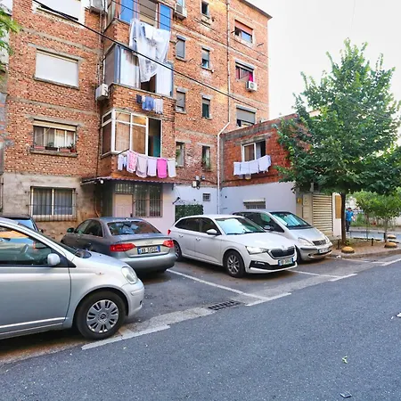 R&b Center * ティラナ