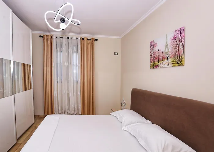 R&b Center * ティラナ